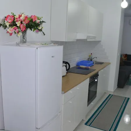 Stunning 2 Bedroom Fully Refurbished With Air-conditioning *