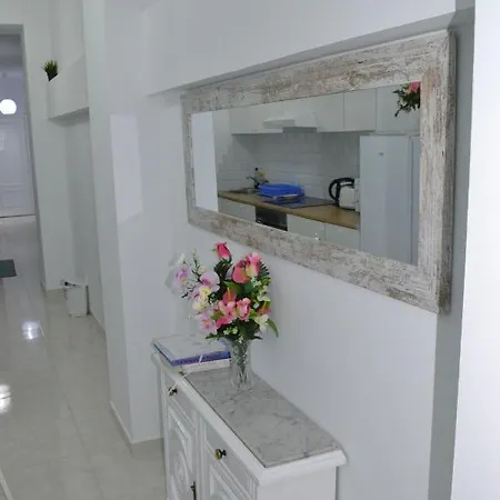 Stunning 2 Bedroom Fully Refurbished With Air-conditioning Apartment *