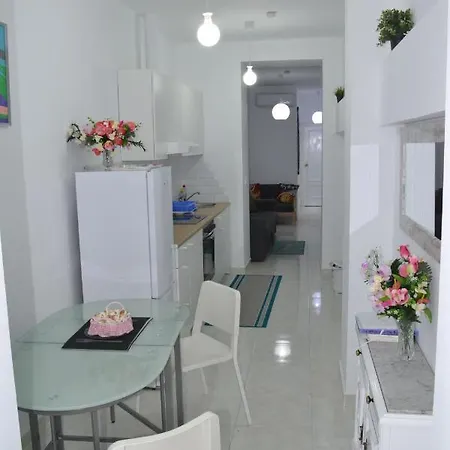 Apartment Stunning 2 Bedroom Fully Refurbished With Air-conditioning *