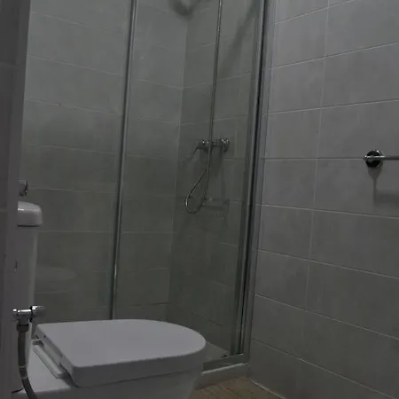 Stunning 2 Bedroom Fully Refurbished With Air-conditioning Apartment *